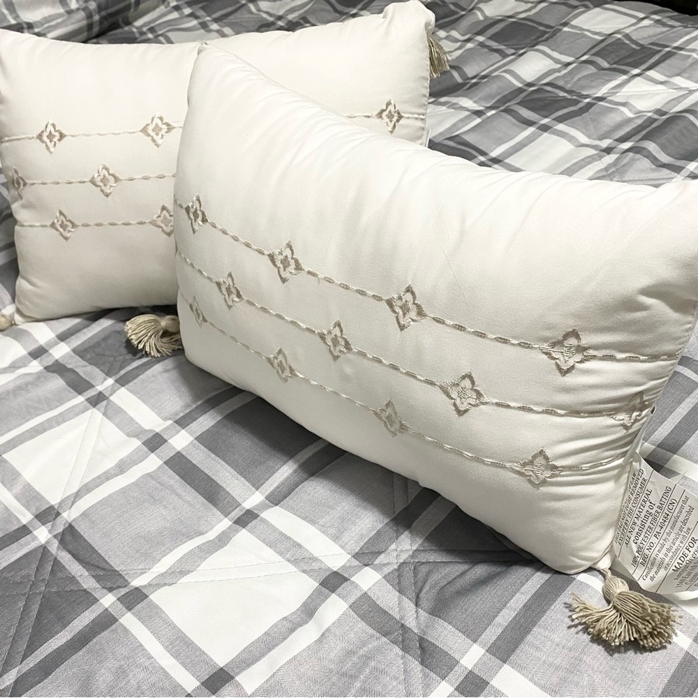 BellaRusso Ivory Embroidered Decorative Pillows Set of 2 with Tassels